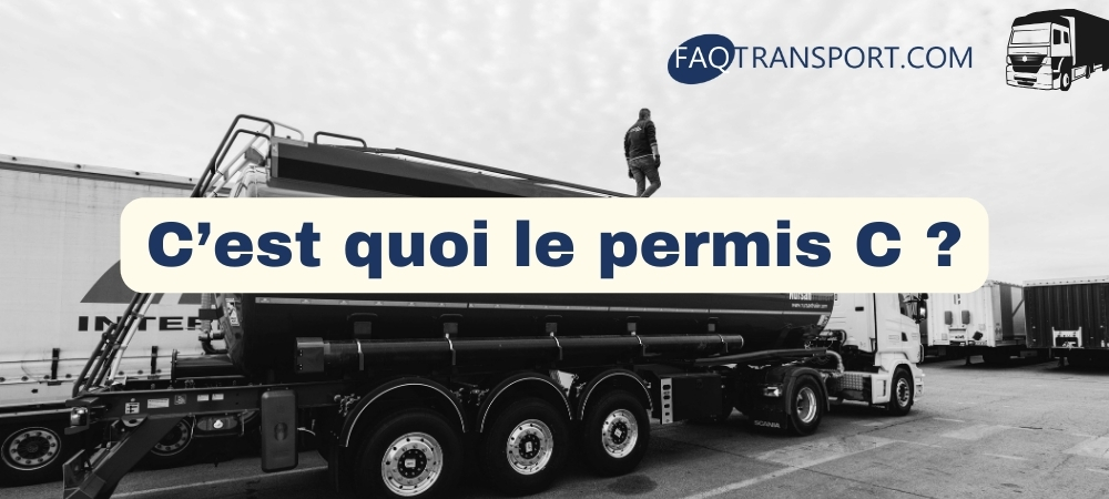 Photo d'un camion en noir et blanc avec un conducteur sur la remorque