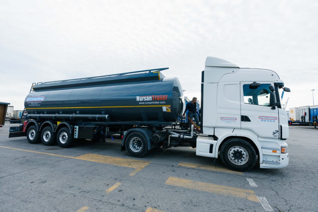 Photo d'un camion sur le port de Sète dans l'hérault