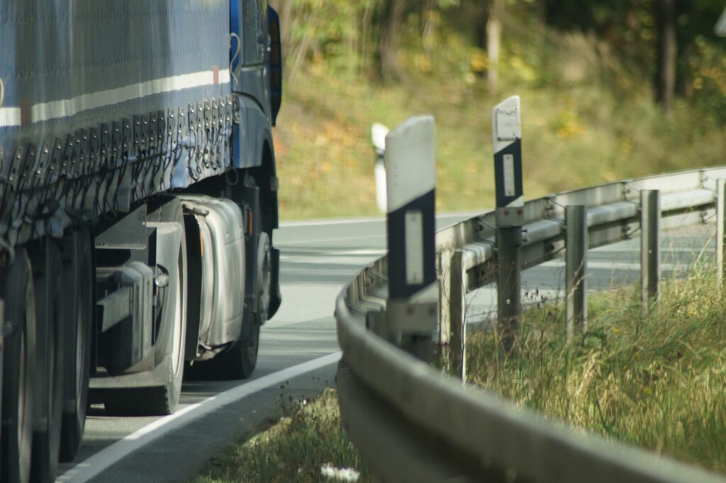 camion européen sur route